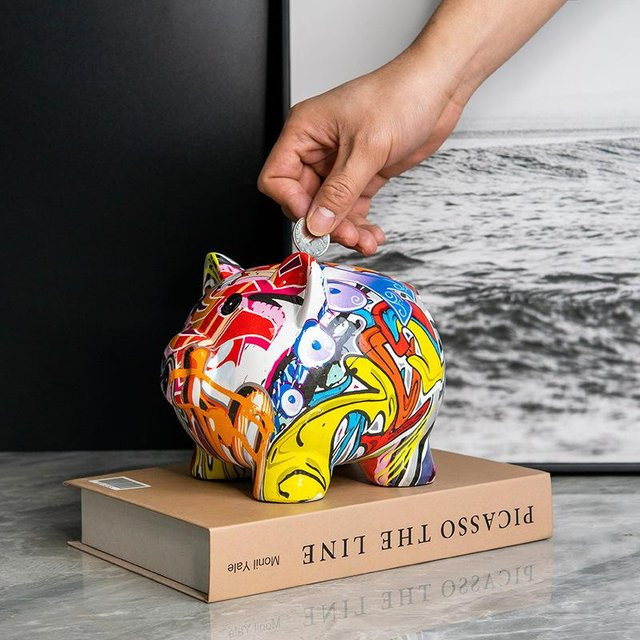 Modernes Sparschwein aus Harz in Graffiti-Optik von Yiran Furniture, Dekoration für den Schreibtisch, Grün und Mehrfarbig, B/T/H: 15,0 x 14,0 x 16,5 cm - Bild 1