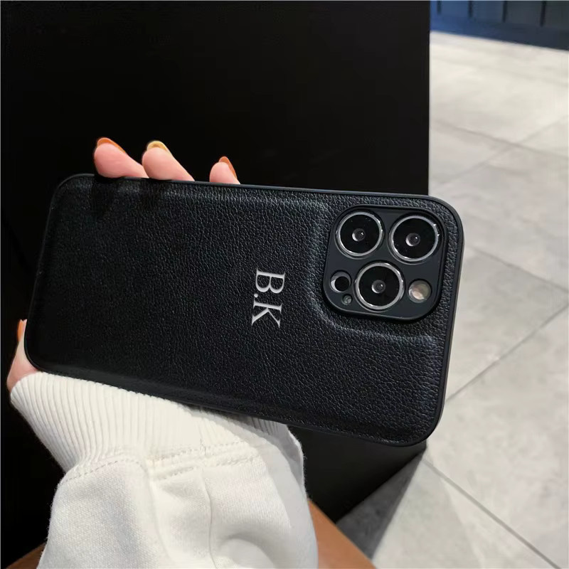 Personalisierte Lederhülle für Apple iPhone 11 bis 17 Pro Max mit individuellen Namen oder Initialen in Schwarz oder Rot - Bild 3