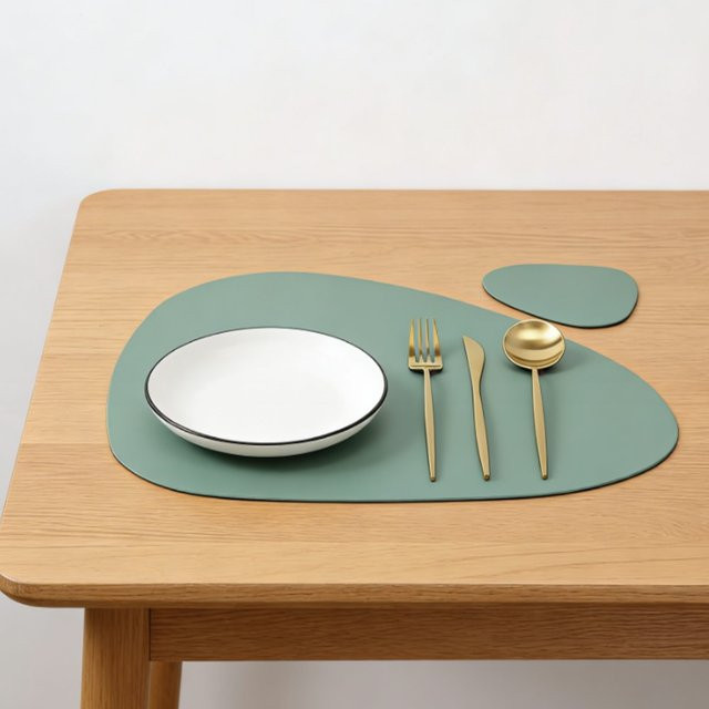 Inyahome Set aus ovalen Tischsets und Untersetzern aus Kunstleder in Grün, modern und wasserfest für Küche, Esszimmer und Outdoor - Bild 1