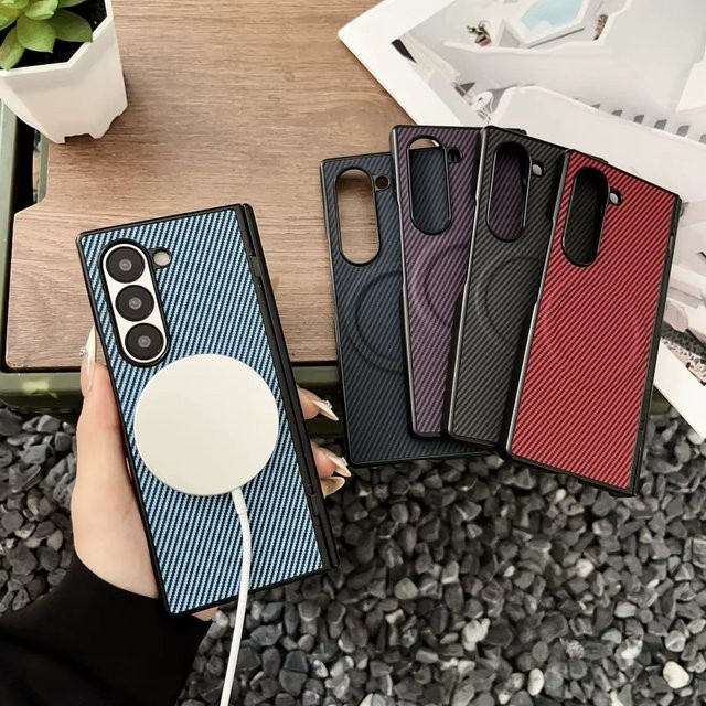 Stoßfeste magnetische Handyhülle mit Scharnierschutz aus Kohlefaser-PU-Leder für Samsung Galaxy Fold 7, 6, 5, 4 5G in Schwarz oder Blau - Bild 1
