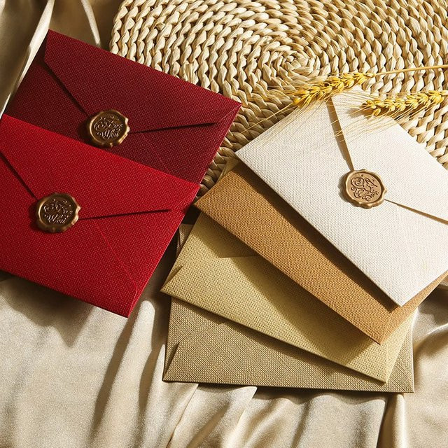 Set aus Grußkarten, Umschlägen und goldenen Aufklebern aus Papier für Hochzeiten, Geburtstage und Partys in Gold, Grau und Rot - Bild 1