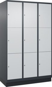 C+P Schließfachschrank Classic PLUS mit Sockel, 3 Abteile, Farbe: Lichtgrau/Anthrazitgrau, B/T/H: 120 x 50 x 195 cm - Bild 1