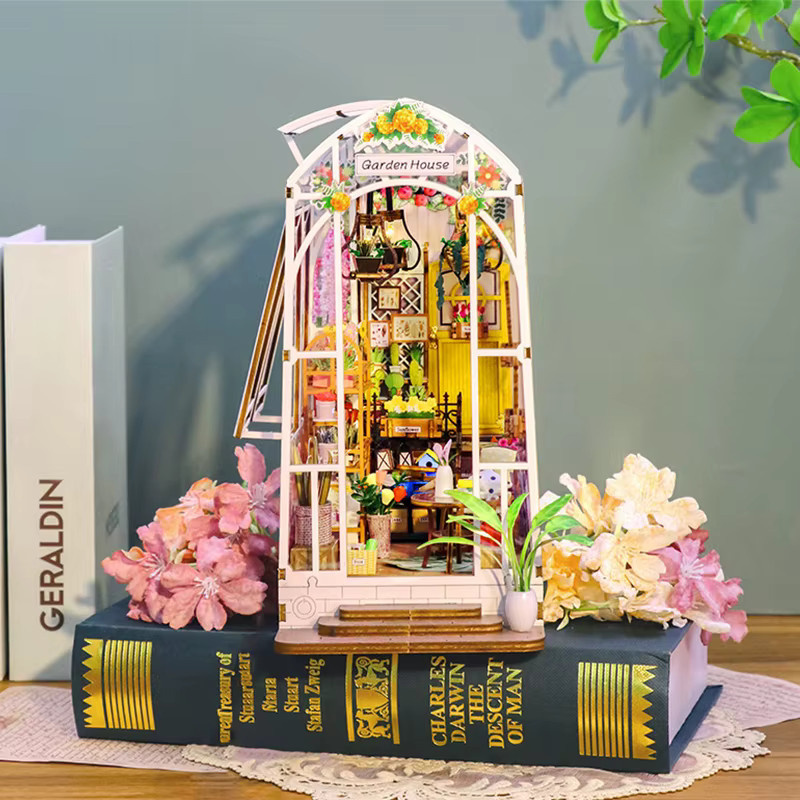 Battoom DIY Puppenhaus Miniatur-Bausatz aus Holz als Buchnischen-Einsatz mit LED-Beleuchtung - Bild 2
