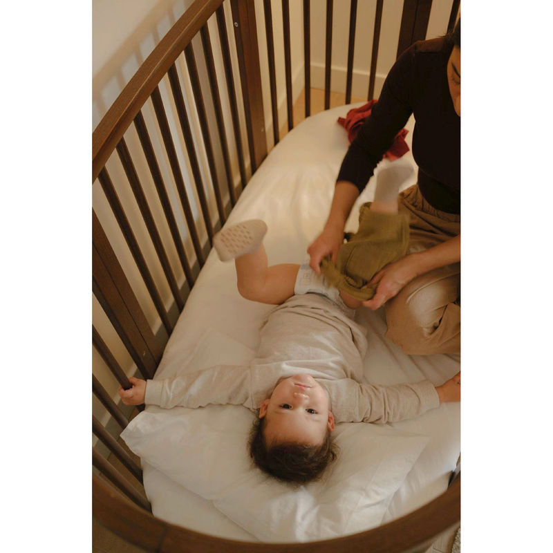 Stokke Sleepi Bundle Babybett aus Buchenholz inklusive Matratze, Spannbetttuch, Himmelstange und Himmel in Braun - Bild 2