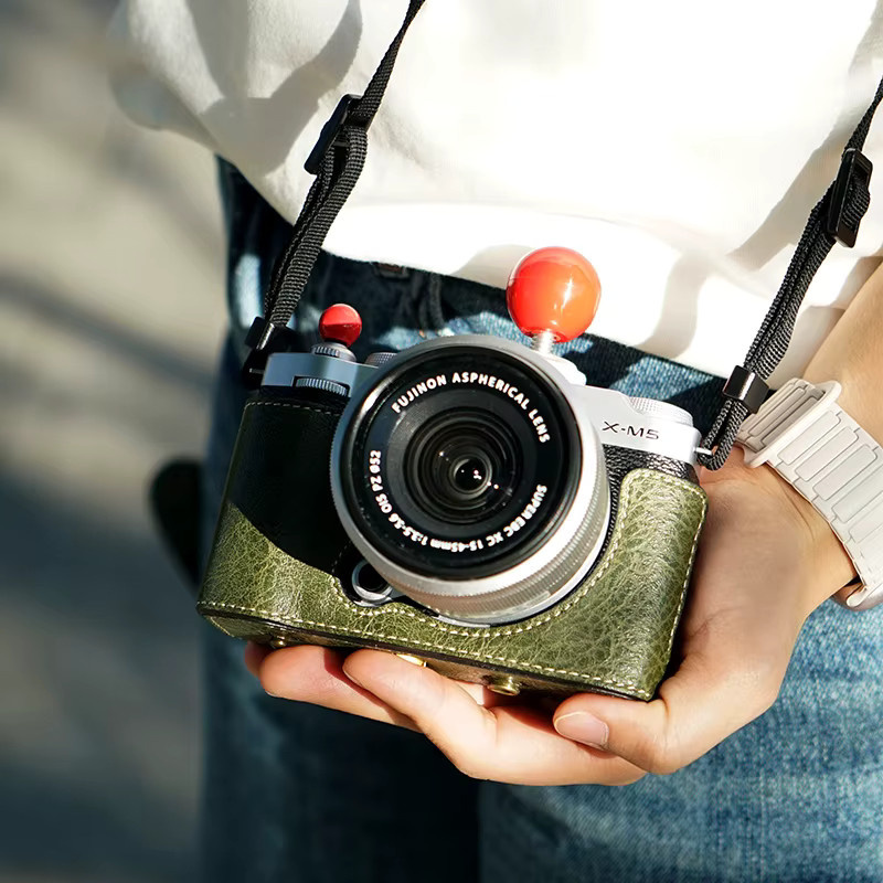 Fujifilm X-M5 Kameratasche aus Retro-Leder in Grün mit Schutzgurt und Basisabdeckung, wasserdichte halbe Hülle - Bild 4