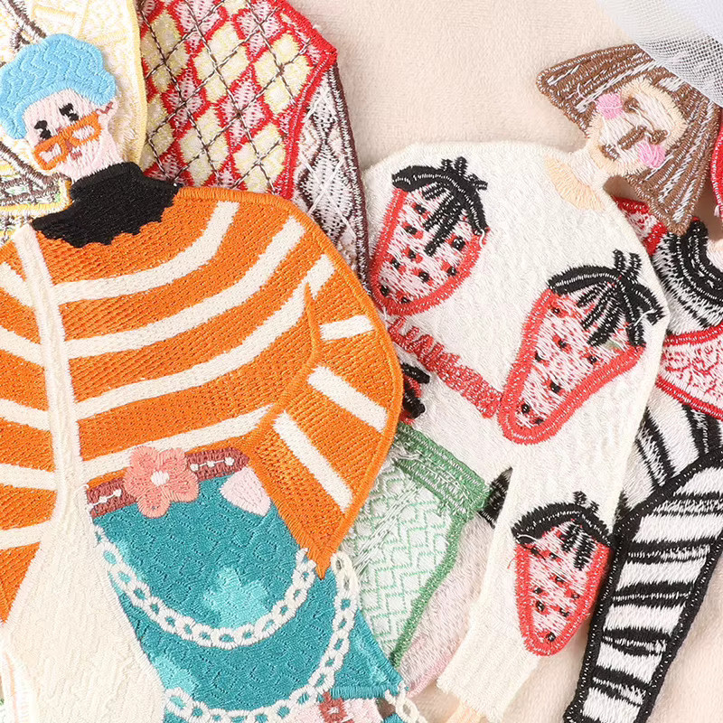 Bestickter Stoffaufnäher mit Cartoon-Charakter als DIY Kleidungszubehör in Multicolour - Bild 2