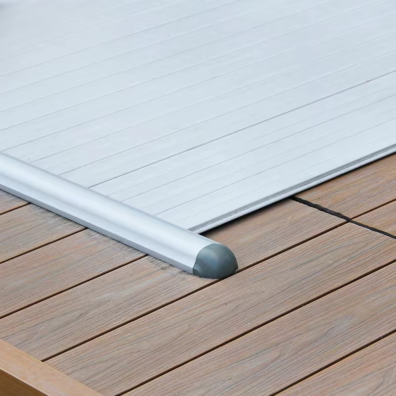 Automatische Schwimmbadabdeckung aus Polycarbonat in Weiß für rechteckige oberirdische Pools, UV-beständig und wasserdicht - Bild 4