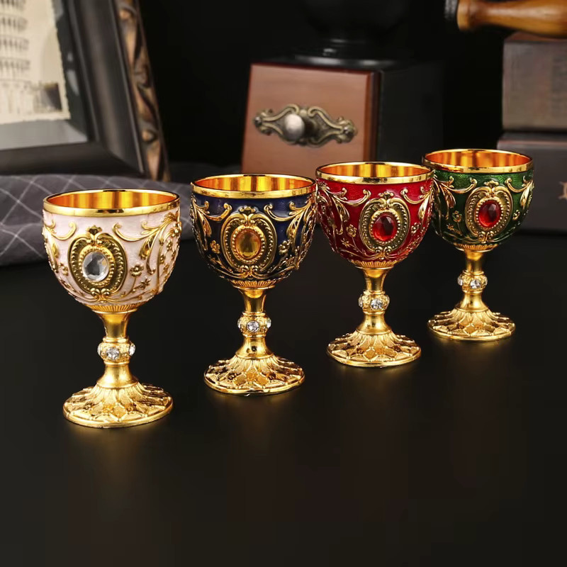 Retro Metallbecher mit Blumenprägung in Gold für Weißwein und Spirituosen - Bild 3