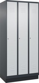 C+P Spind Classic PLUS Garderobenschrank mit 3 Abteilen, Sockel, Zylinderschloss, 4 Garderobenhaken und mittiger Trennwand, Farbe: Anthrazitgrau/Lichtgrau/Schwarzgrau, H x B x T: 195 x 90 x 50 cm - Bild 1