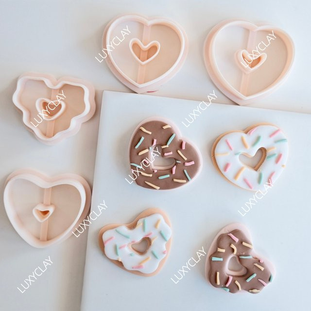 4er-Set Herz-Donut-Ausstecher aus Kunststoff in Pink für die Schmuckherstellung von Ohrringen und Polymer-Ton-Modellen - Bild 1