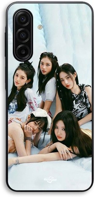Personalisierte Silikon TPU Handyhülle MANIACASE für Samsung Galaxy A57 mit New Jeans Porträt KPOP Motiv in Schwarz - Bild 1