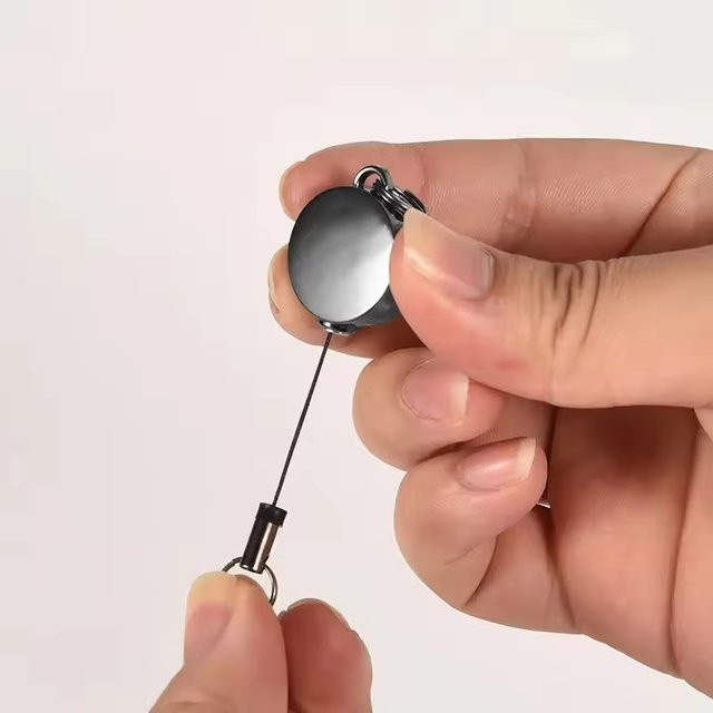 Einziehbarer Schlüsselanhänger mit Rückzugmechanismus und Schlüsselring aus Metall als Anti-Verlust-Ausweishalter und diebstahlsicherer Kettenorganizer - Bild 1