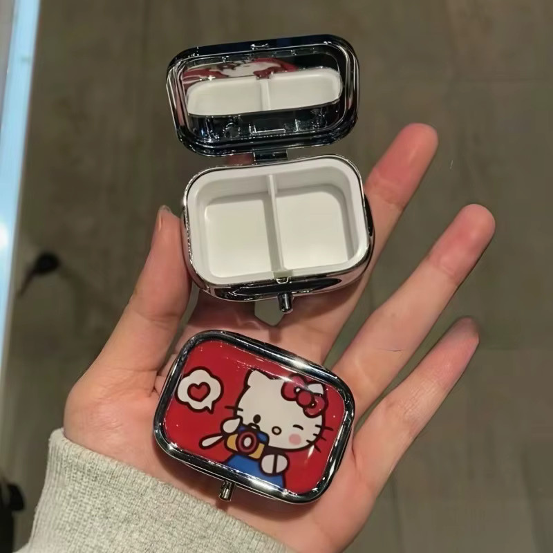 Hello Kitty Metall-Aufbewahrungsbox in Multicolour als niedlicher Pillen-Organizer und Schmuckschatulle im Kawaii-Design - Bild 3