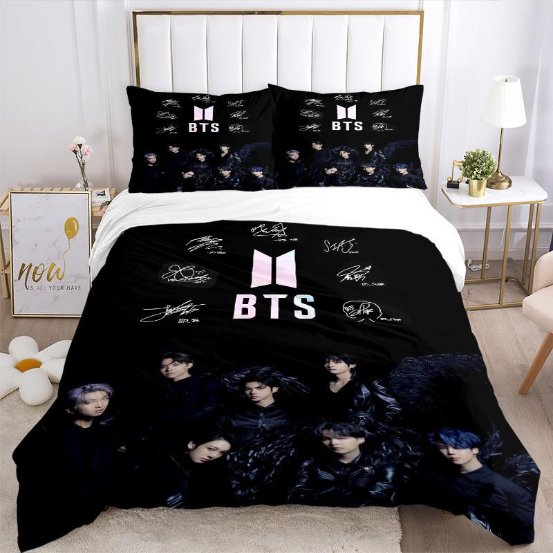 BTS Mitglieder mit Flügeln Bettwäsche-Set in Schwarz, bestehend aus 1 Bettbezug und 2 Kissenbezügen, B/H: 135 x 200 cm - Bild 2