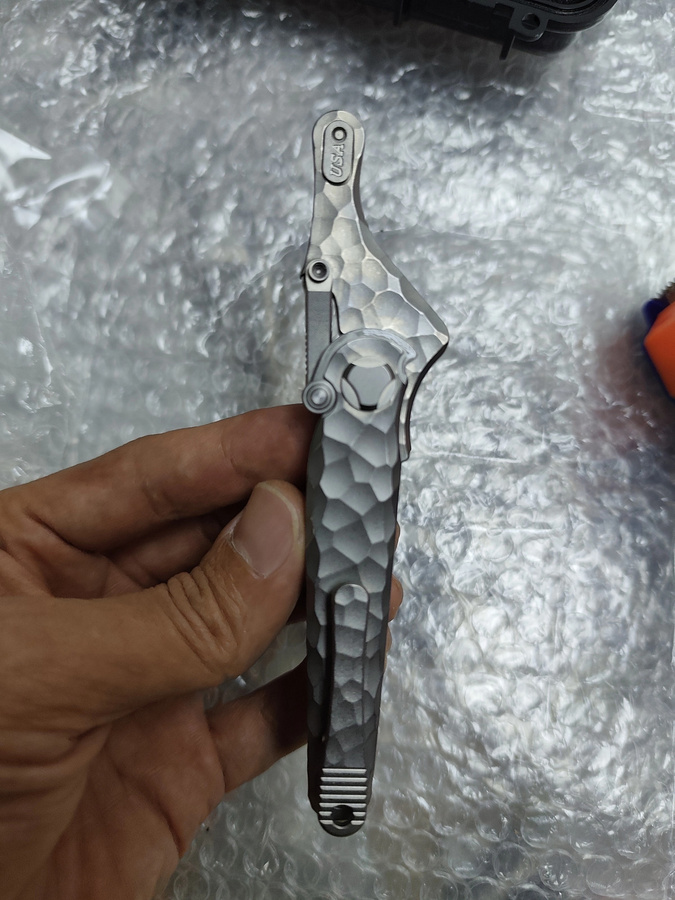 Titan Allzweckmesser in Grau mit Schnellöffnungsmechanismus und Verriegelungssystem als EDC-Werkzeug für Büro und Outdoor - Bild 1