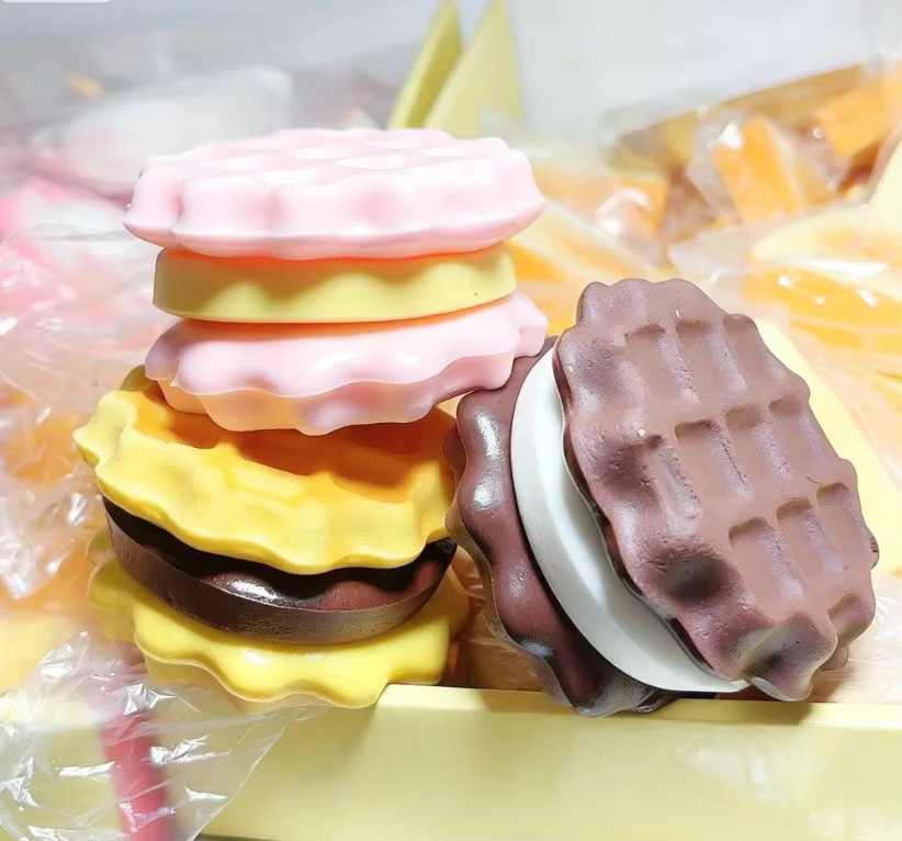 Schylling Squishy Simulierter Mehrschichtiger Sandwich-Kuchen, Fidget-Squeeze-Spielzeug - Bild 1