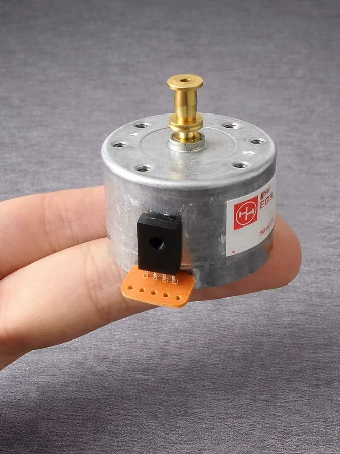 AREOFRGB Ersatzmotor für Plattenspieler in Silber, 9–12 V DC, geräuscharm, unterstützt 33/45/78 U/min mit H/L-Feinregelung der Geschwindigkeit und 25-mm-Halterung - Bild 1