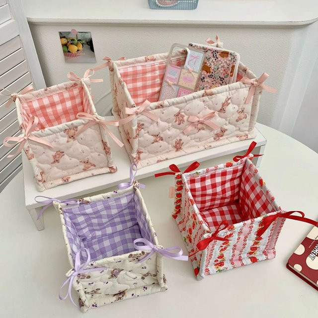 Gesteppter Aufbewahrungskorb aus Baumwolle in Blau und Multicolour mit Blumen- und Karomuster sowie Schleifen als Schreibtisch-Organizer für Kosmetik und Kleinigkeiten - Bild 1