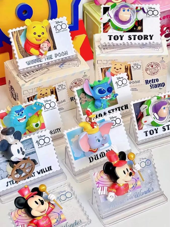 Disney Jubiläum Vintage Briefmarken Blind Box Kühlschrankmagnet mit Winnie The Pooh, Lilo & Stitch in Multicolor - Bild 5
