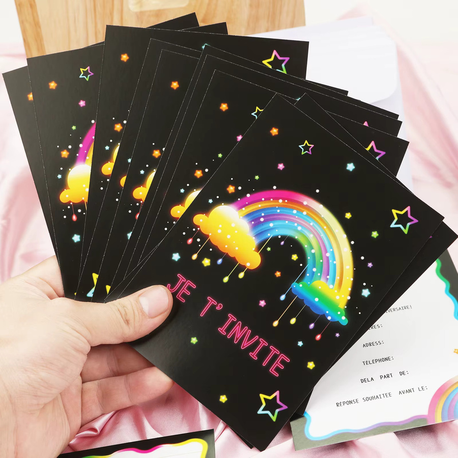 12-teiliges Set Geburtstagseinladungen mit Regenbogen- und Sternenmotiv, inklusive Kratzaufklebern und Umschlägen in Multicolor - Bild 5