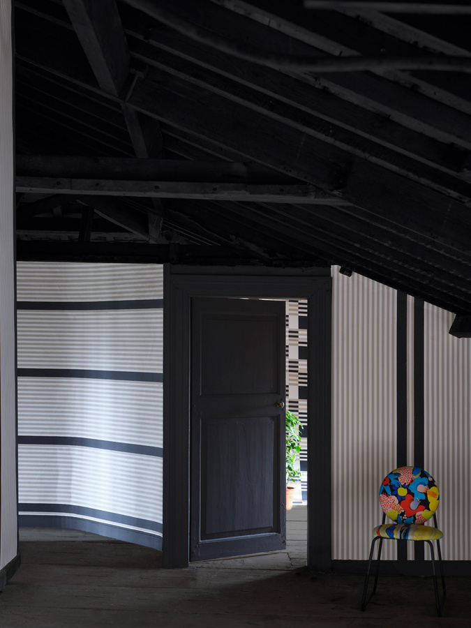 Farrow & Ball Tapete Stripe in Liquorice und Roasted Macadamia mit Streifendesign in Schwarz und Beige - Bild 1