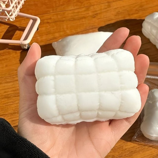 BC Pet Supplies Milchweißes Gitter-Kissen Squishy Spielzeug, Weiches Seifen-Stil Quetsch-Fidget - Bild 1