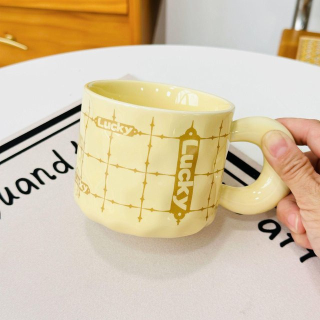 Keramiktasse mit Deckel von Yiran Furniture, gelbes Cartoon Mädchen Design, 480 ml - Bild 1