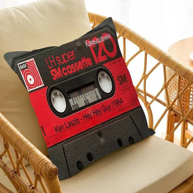 Dekorativer Kissenbezug mit Retro Kassetten-Motiv von JMG Clothing in Rot, Material: Polyester, B/H: 45 x 45 cm - Bild 1
