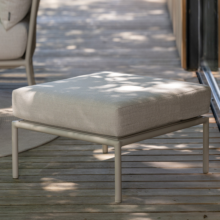 Stern Lounge Hocker Romy aus Aluminium in Greige mit Kissen in Vanilla - Bild 2