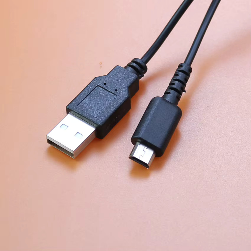 JCD USB-Ladekabel in Schwarz für Nintendo DS Lite, NDSi, 3DS LL und XL sowie Controller - Bild 1