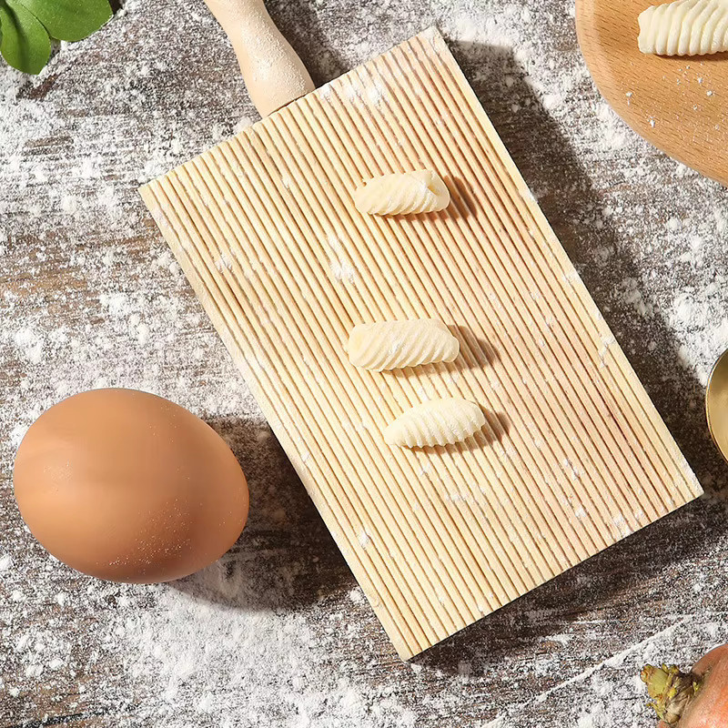 Handgefertigtes Nudelbrett aus Holz in Braun, rechteckiges Nudeltablett für Gnocchi und Kartoffelknödel, Breite: 21,5 cm - Bild 3