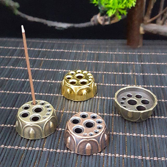 MINIDEAL Mini-Räucherstäbchenhalter aus Metall in Gold mit 10 Löchern und floralem Design - Bild 1