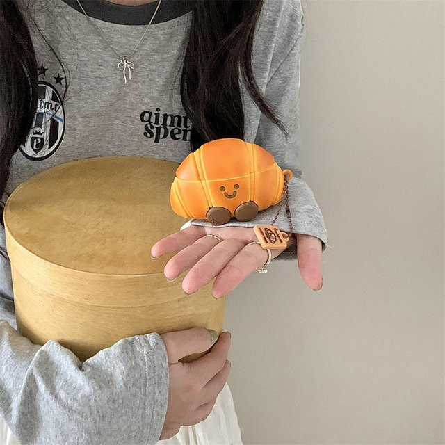 3D Croissant Schutzhülle für Apple AirPods in Orange - Bild 1