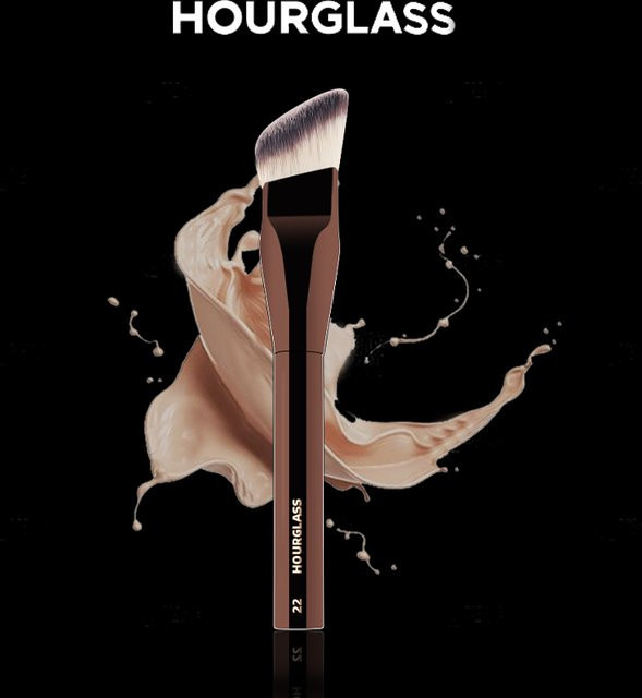 HOURGLASS Foundation-Pinsel, Abgewinkelt - Bild 1