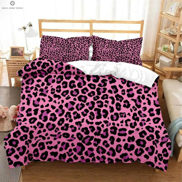Dreiteiliges Bettwäscheset von Binchi Fitness mit Leopard-Print in Rosa, Schwarz und Weiß, bestehend aus Bettbezug und Kissenbezügen aus 100% Polyester, B/H: 210 x 210 cm - Bild 1