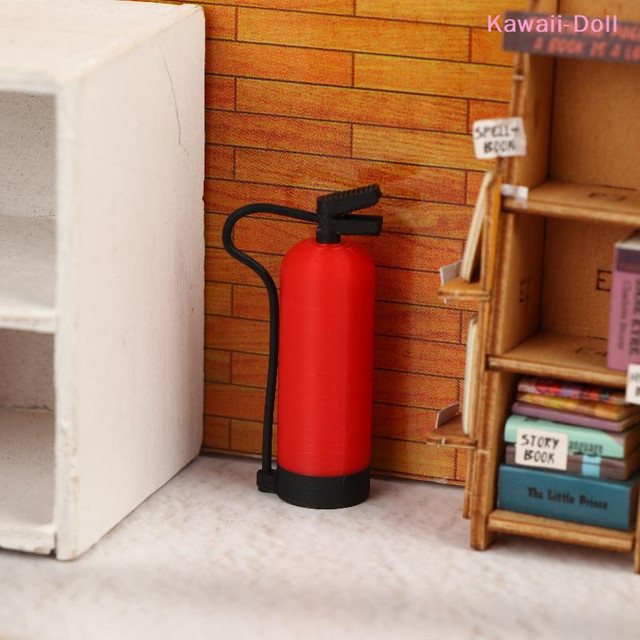 DIAPER&CORED Simulierter Feuerlöscher, Puppenhaus Miniatur, 1:12 Maßstab - Bild 1
