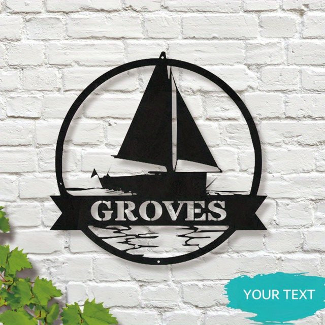 Personalisiertes Metall-Wandkunst-Schild von Hello Young mit nautischem Segelboot-Design und Monogramm in Schwarz, rundes Metall-Namensschild zum Aufhängen - Bild 1