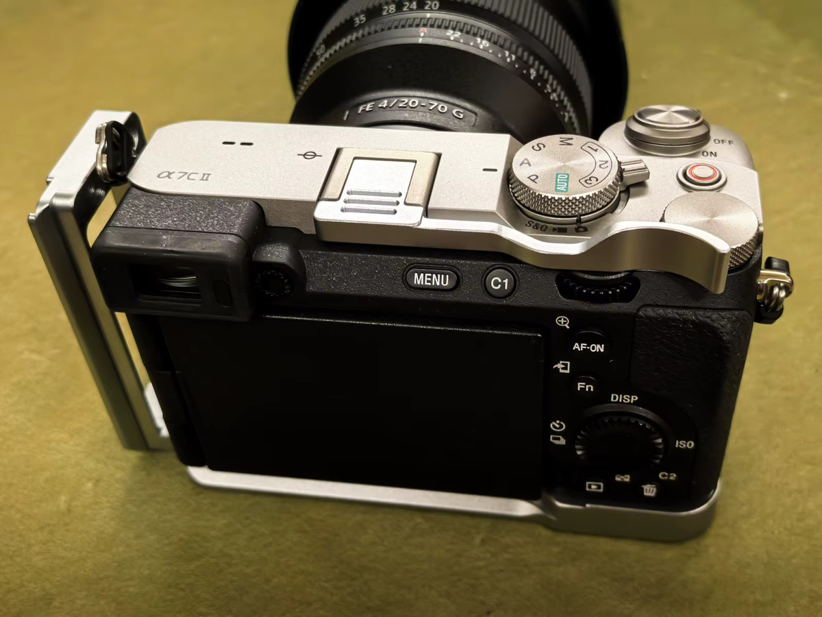 Sony L-Halterung vertikaler Handgriff mit Schnellverschlussverlängerung für A7C2, A7CR und A7C II in Silber - Bild 3