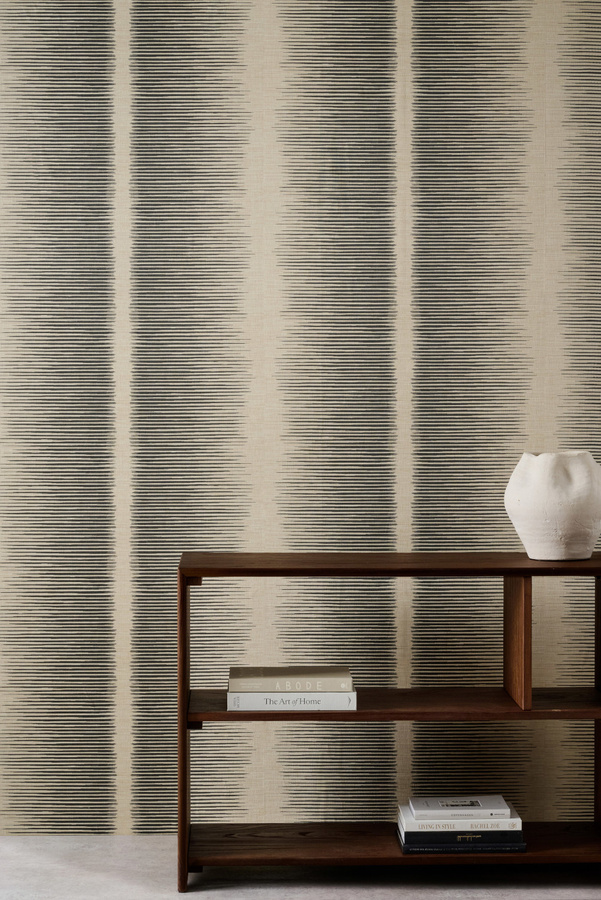 Harlequin Tapete Chaco Agate in Grau mit abstraktem Streifenmuster aus Vinyl und satinmattem Finish - Bild 2