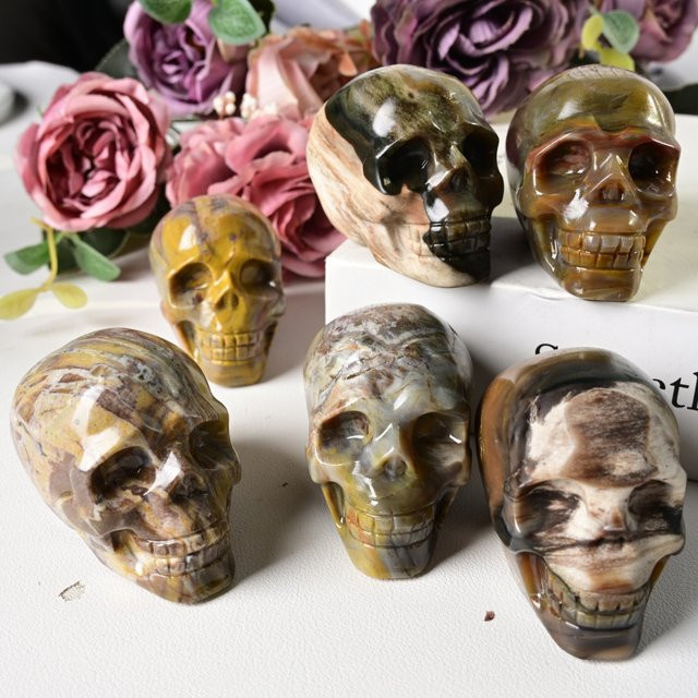 Totenkopf aus versteinertem Holz von CrystalHola in Multicolour im Boho-Stil - Bild 1