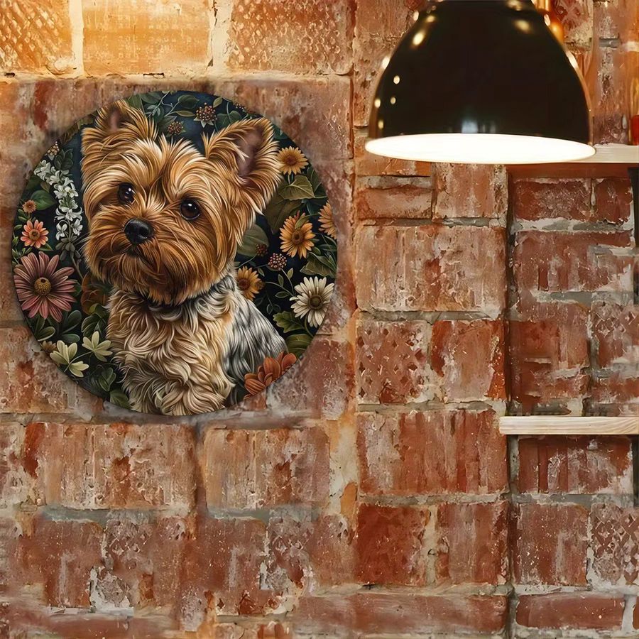 Rundes Metall-Wandkunstschild von Potdemiel mit Yorkshire-Terrier und Blumenmuster im rustikalen Design - Bild 5