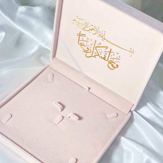 Personalisierte Flanell-Schmuckschatulle in Pink für Ringe, Halsketten und Armbänder als Geschenkbox für Braut und Brautjungfer - Bild 1