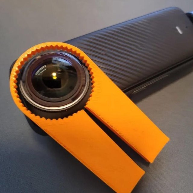 Insta360 X4 Objektivdeckel-Entferner in Orange als 3D-gedrucktes Demontagewerkzeug für das Objektivglas - Bild 1