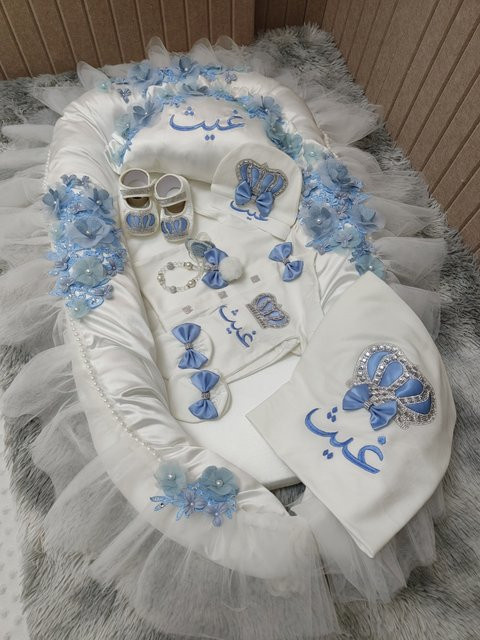 Coming Home 8-teiliges Bettwäsche-Set für Neugeborene mit floralem Design und Rüschen in Blau und Weiß - Bild 1