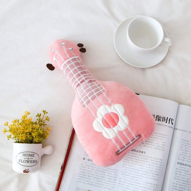 Lebensechtes Gitarrenkissen aus Plüsch in Pink als dekoratives Rückenkissen für Kinder und Jugendliche - Bild 1
