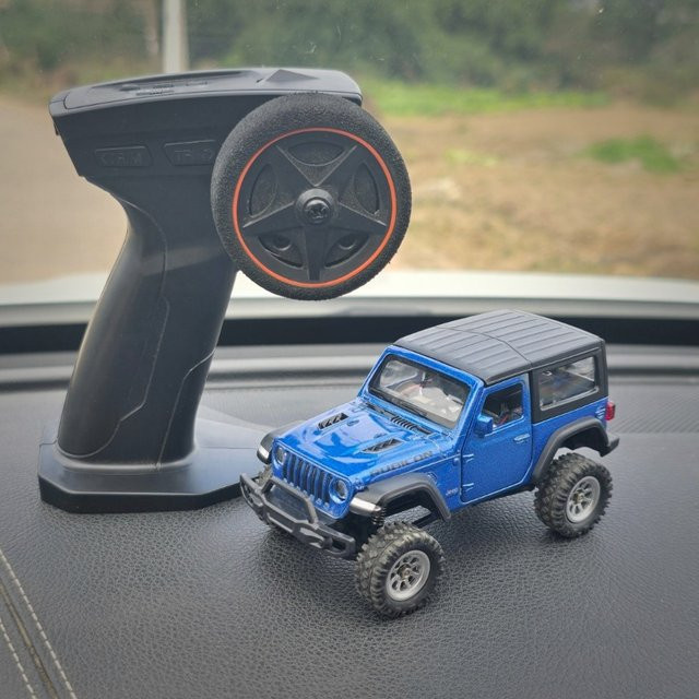 AT 99 MODEL RC Crawler, 1/32, Metallkarosserie, Allradantrieb, mit Lichtern - Bild 1