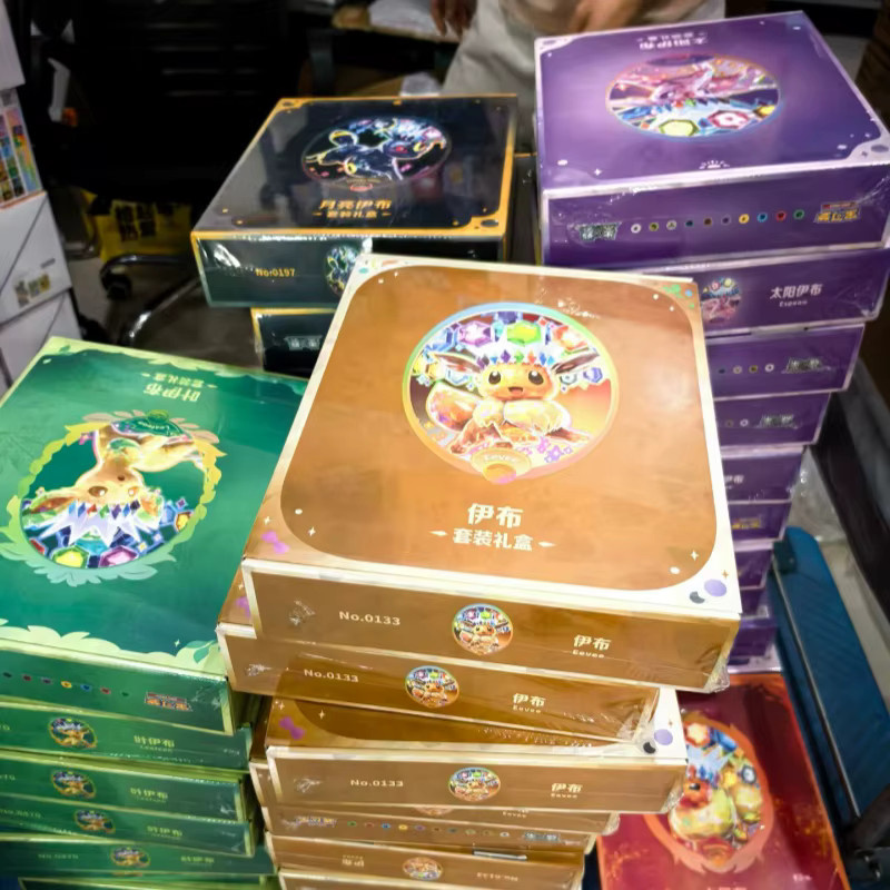 Pokémon Evoli-Evolutionen PTCG Sammelkarten-Geschenkbox, Terastal-Gathering-Themen-Sammelmappe mit Kartenhüllen - Bild 3