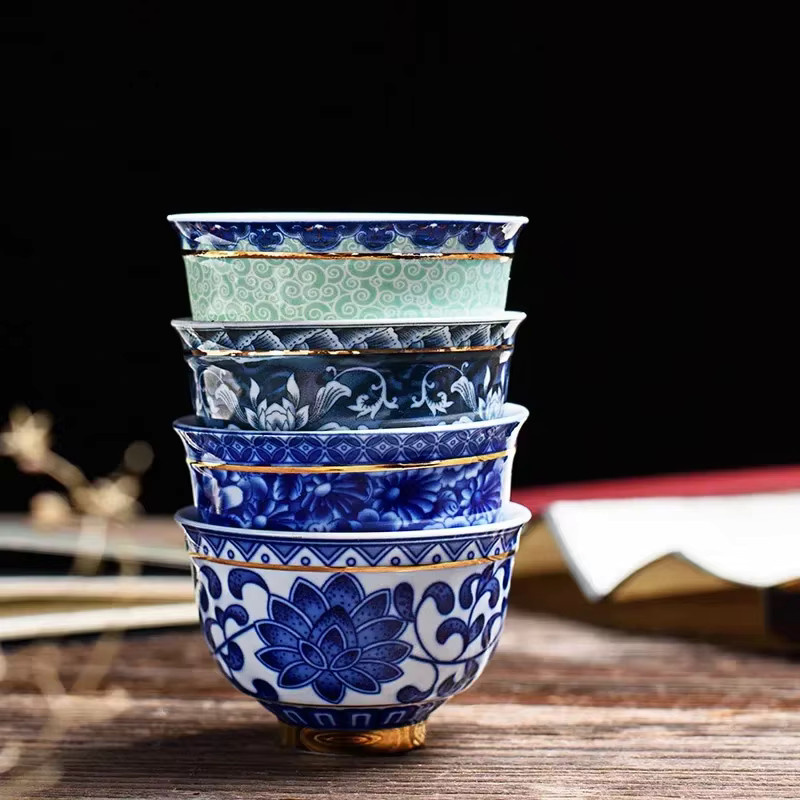 Vintage-Meistertasse aus Porzellan in Blau-Weiß mit Goldrand und floralem Muster - Bild 4