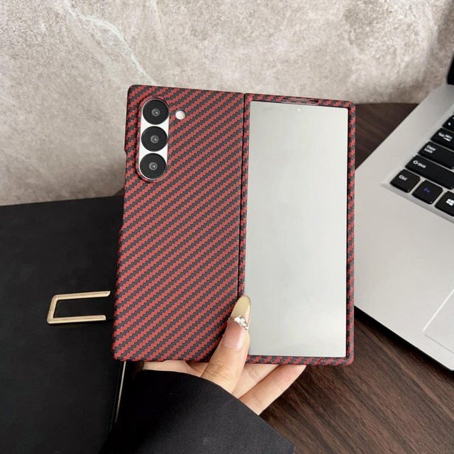 Premium Ultra Slim Magnetische Handyhülle aus Kohlefaser für Samsung Galaxy Z Fold 7 6 5 4 3 inklusive Bildschirm Vollfolie und Anti-Drop Schutz in Rot - Bild 1