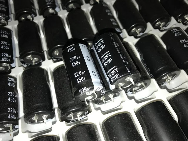 Nichicon GU Serie Aluminium Elektrolytkondensator 220uF 450V Schwarz B/T/H: 25 x 25 x 45 mm - Bild 1